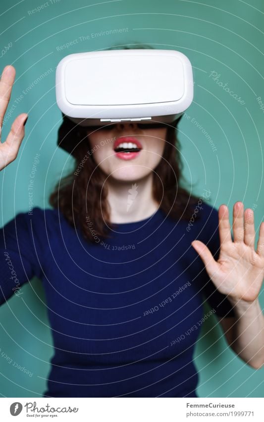 Virtuelle Realität (04) feminin Junge Frau Jugendliche Erwachsene 1 Mensch 18-30 Jahre erleben Cyberspace Technik & Technologie Brille VR-Brille