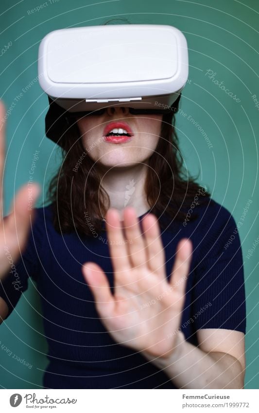 Virtuelle Realität (10) feminin Junge Frau Jugendliche Erwachsene Mensch 18-30 Jahre erleben Virtual-Reality-Brille VR-Brille virtuell wirklich