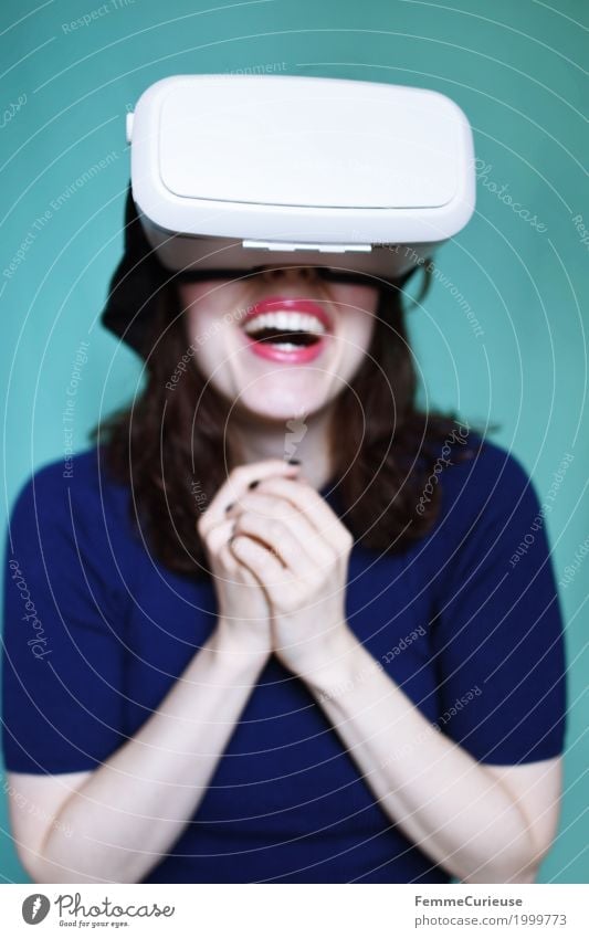 Virtuelle Realität (05) feminin Junge Frau Jugendliche Erwachsene 1 Mensch 18-30 Jahre erleben Technik & Technologie Cyberspace Freude Ereignisse Erfahrung