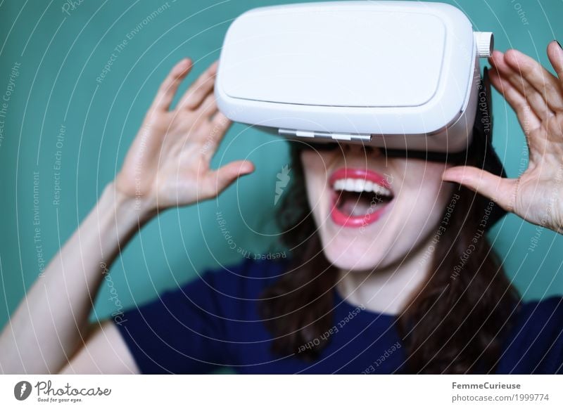 Virtuelle Realität (13) feminin Junge Frau Jugendliche Erwachsene Mensch 18-30 Jahre erleben Technik & Technologie Brille Virtual-Reality-Brille VR-Brille