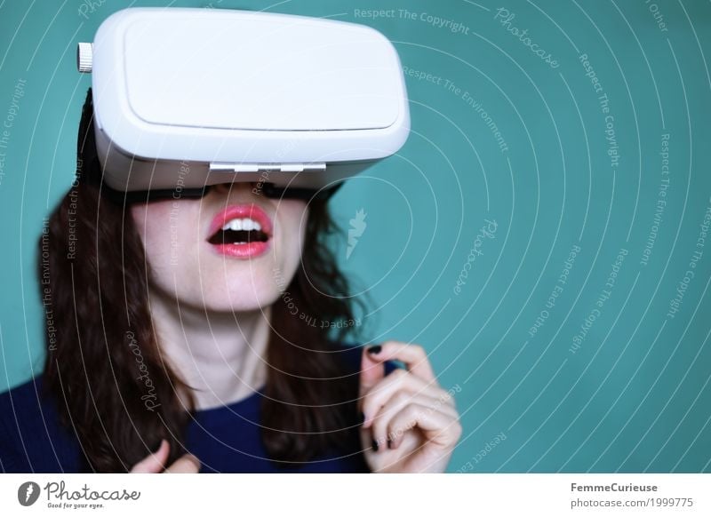 Virtuelle Realität (08) feminin Junge Frau Jugendliche Erwachsene 1 Mensch 18-30 Jahre erleben aufregend Aufregung Spannung gespannt wirklich virtuell Brille