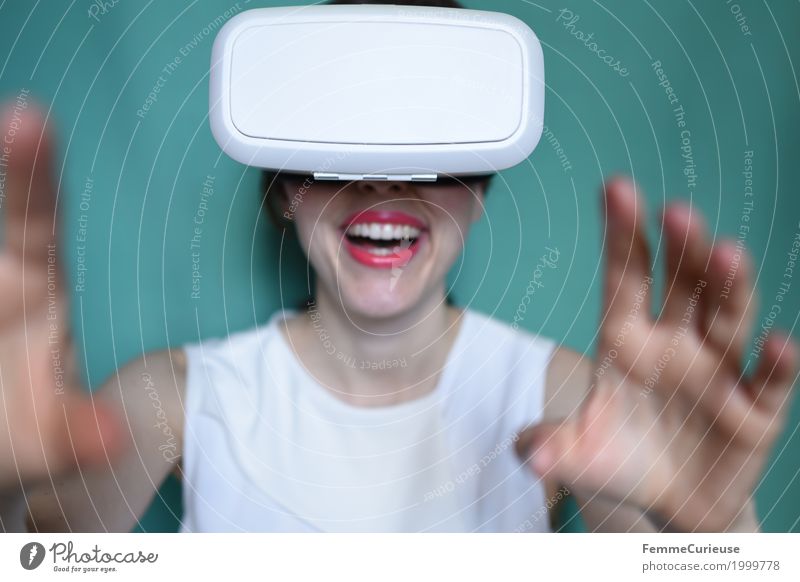 Virtuelle Realität (03) feminin Junge Frau Jugendliche Erwachsene 1 Mensch 18-30 Jahre erleben virtuell wirklich virtuelle Realität Brille Cyberspace