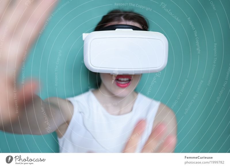 Virtuelle Realität (07) feminin Junge Frau Jugendliche Erwachsene 1 Mensch 18-30 Jahre erleben virtuell wirklich wahrnehmen Brille Technik & Technologie
