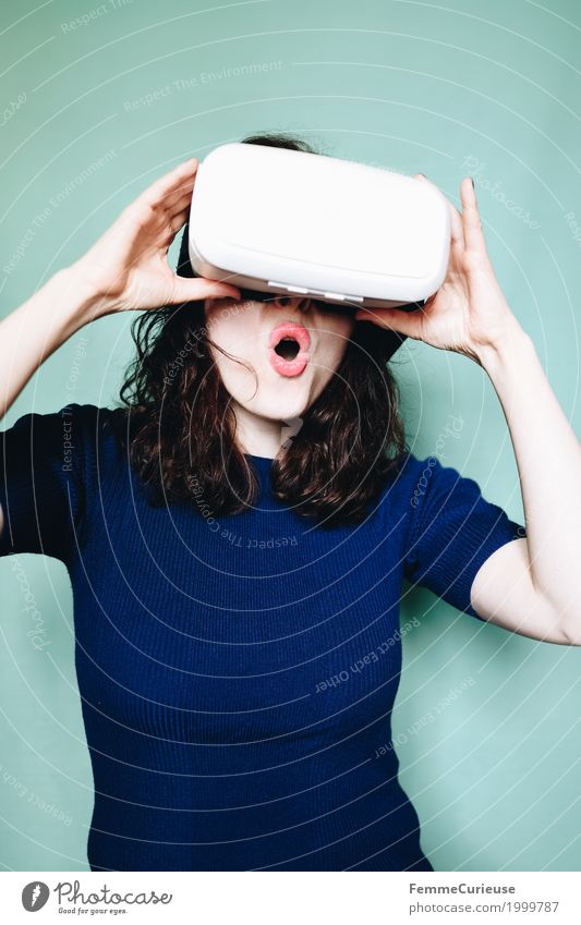 Virtuelle Realität (18) feminin Junge Frau Jugendliche Erwachsene Mensch 18-30 Jahre erleben Begeisterung staunen Mund Arme Hand VR-Brille