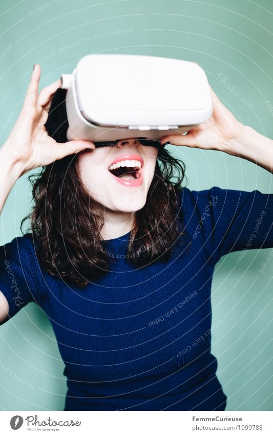 Virtuelle Realität (20) feminin Junge Frau Jugendliche Erwachsene 1 Mensch 18-30 Jahre erleben VR-Brille Virtual-Reality-Brille virtuell wirklich Begeisterung
