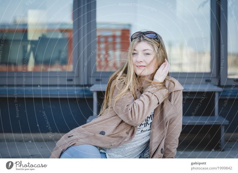 junge Frau sitzt auf einer Treppe Mensch feminin Junge Frau Jugendliche Erwachsene Leben 18-30 Jahre Mantel Sonnenbrille Haare & Frisuren brünett blond
