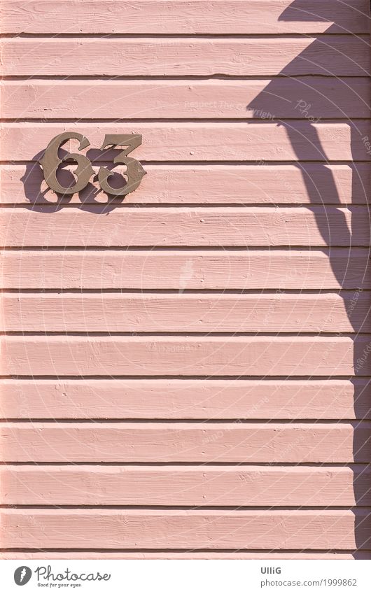 Hausnummer 63 auf einer rosaroten Bretterwand. Architektur Mauer Wand Ziffern & Zahlen gnothimage Paneele magenta Vänersborg Text Holzbrett Holzwand