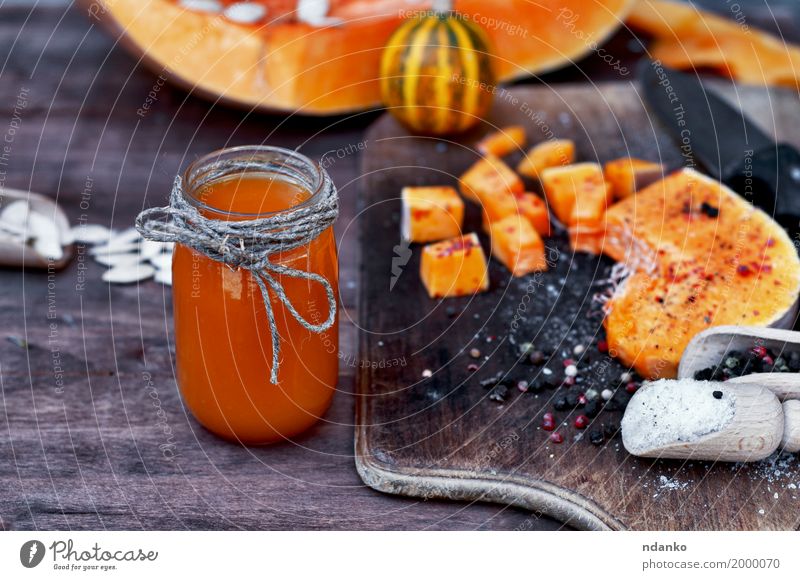 Frisch gemachter Kürbissaft in einem Glasgefäß Gemüse Kräuter & Gewürze Getränk Saft Tisch Holz frisch natürlich orange Scheibe süß organisch trinken gebastelt