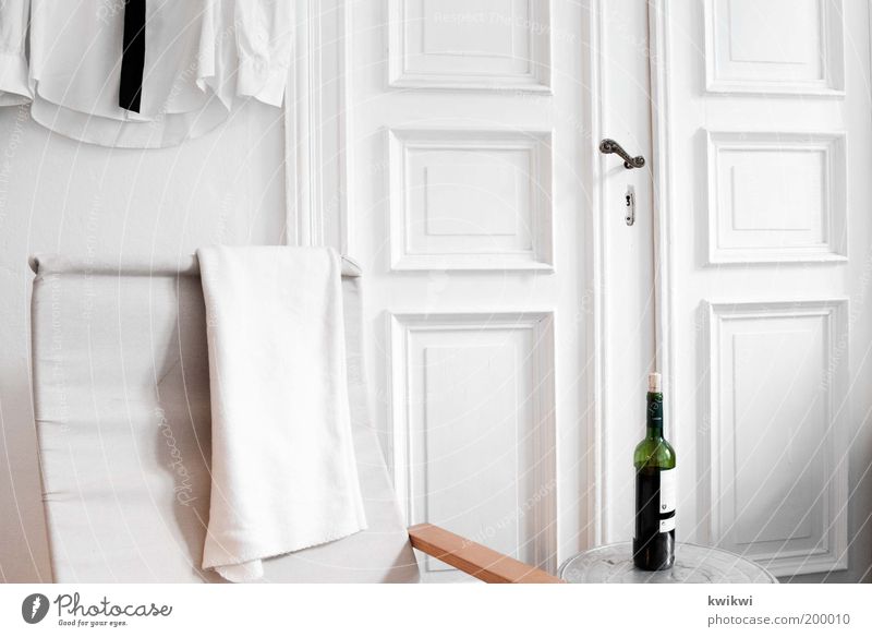 wie wohnst du? Getränk Alkohol Wein Reichtum elegant Design Häusliches Leben Wohnung Innenarchitektur Dekoration & Verzierung Möbel Sofa Sessel Stuhl Tisch