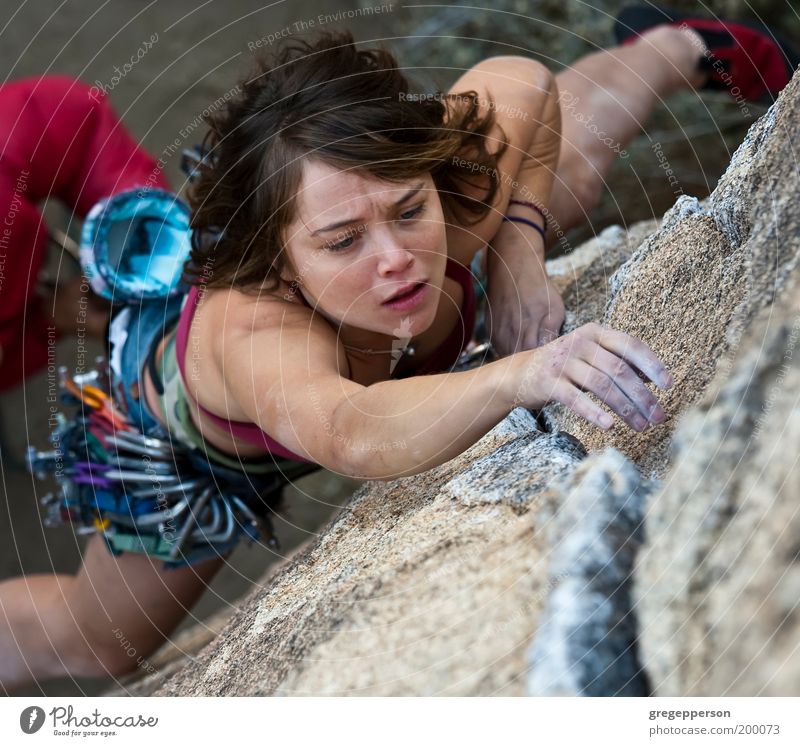 Weibliche Klettererin. Abenteuer Sport Klettern Bergsteigen Seil Junge Frau Jugendliche 1 Mensch 18-30 Jahre Erwachsene hängen sportlich hoch Tatkraft