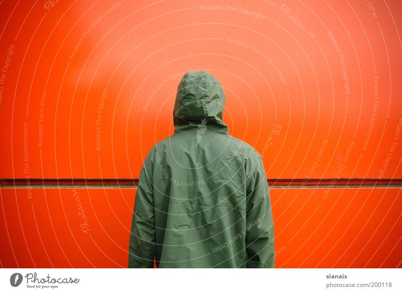 Ishihara-Tafel Hooligan Mensch maskulin Rücken Mauer Wand Fassade Jacke Kapuze stehen warten grün rot schuldig knallig gegeneinander orange anonym
