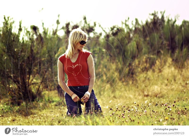 Portrait von Fräulein K. feminin Frau Erwachsene 1 Mensch 18-30 Jahre Jugendliche Wiese T-Shirt Jeanshose Sonnenbrille blond Erholung hocken sitzen träumen frei