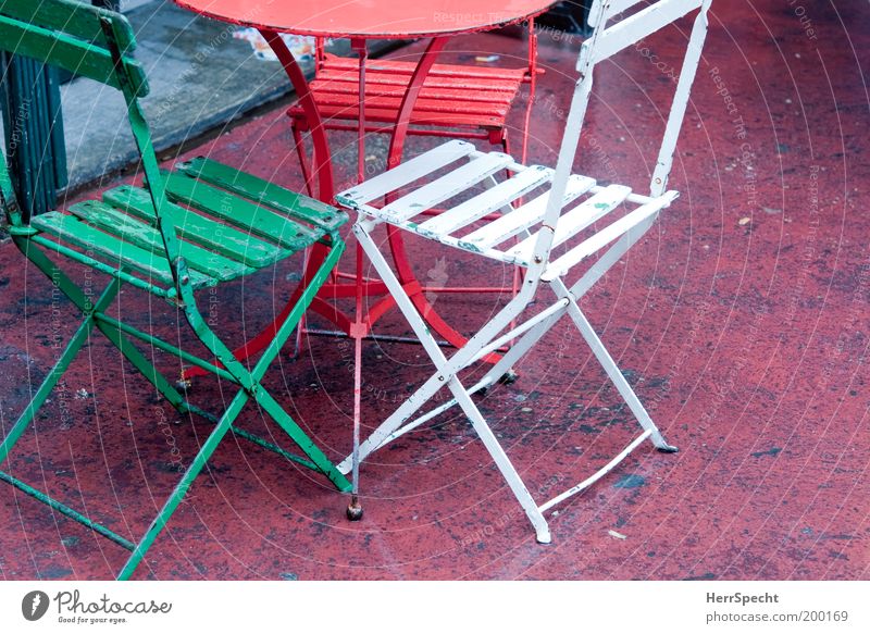 Italienertisch? Möbel Stuhl Tisch Klappstuhl Metall grün rot weiß 3 mehrfarbig Italienisch Farbfoto Außenaufnahme Nahaufnahme Menschenleer Textfreiraum rechts