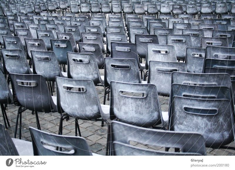 Ein Platz neben mir Vatikan Italien Europa Stuhl Treue Sehnsucht Einsamkeit ruhig Zusammenhalt Farbfoto Außenaufnahme Menschenleer Reihe Sitzreihe Hörsaal Tag