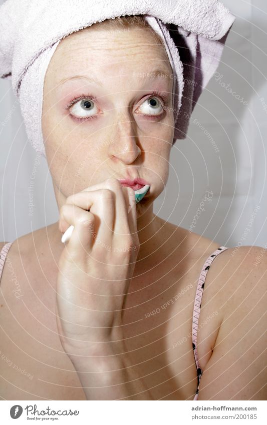 Zähneputzen nicht vergessen! Bad Mensch feminin Junge Frau Jugendliche Erwachsene 1 18-30 Jahre Unterwäsche Zahnbürste Körperpflege Zahnpflege Handtuch Farbfoto