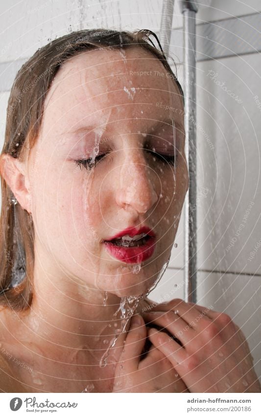 Unter der Dusche Körperpflege Gesicht Bad Mensch feminin Junge Frau Jugendliche Erwachsene 1 18-30 Jahre Wasser nass Dusche (Installation) Erholung Farbfoto
