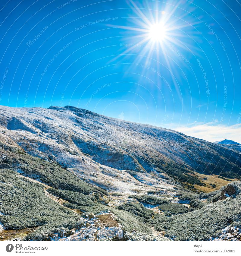 Landschaft mit Schnee in den blauen Bergen Ferien & Urlaub & Reisen Tourismus Sonne Winter Winterurlaub Berge u. Gebirge Umwelt Natur Himmel Wolkenloser Himmel