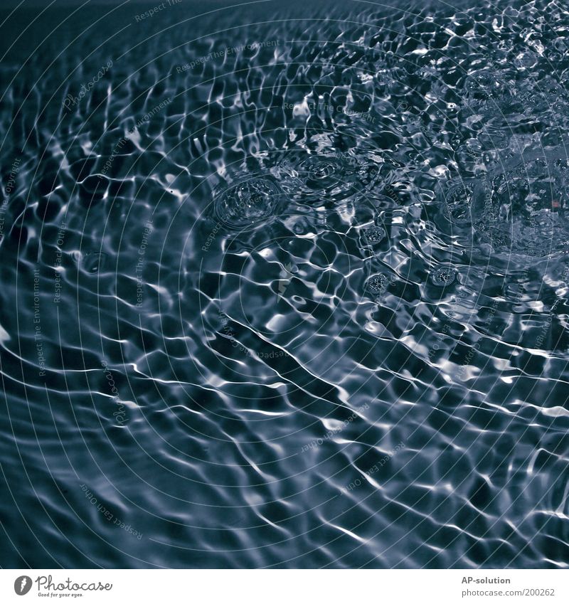 kaltes klares Wasser Wassertropfen frisch nass blau Erfrischung Durst Wellen Klarheit spritzig Wellenform Strukturen & Formen Dynamik Farbfoto Nahaufnahme