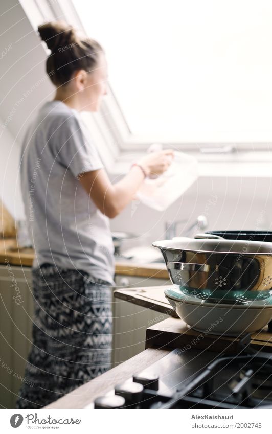Junge Hausfrau, die das Geschirr wäscht Lifestyle Freude Wohnung Innenarchitektur Küche Junge Frau Jugendliche Mutter Erwachsene Schwester