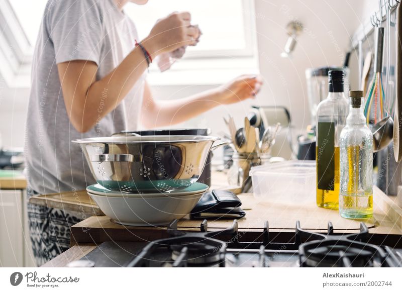 Glänzende Hausfrau, welche die waschende Aufgabe in der sonnigen Küche tut. Lifestyle Freude Wohnung Frau Erwachsene Mutter Schwester Familie & Verwandtschaft