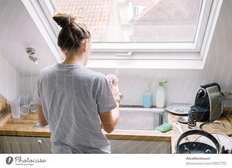 Hausfrau, die das Geschirr im Modus wäscht Lifestyle Wohnung Innenarchitektur Küche feminin Frau Erwachsene Mutter Schwester Leben 1 Mensch 18-30 Jahre