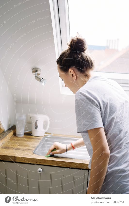 Junge Frau tun die Reinigung in der modernen minimalen Küche. Lifestyle Wohnung Haus Innenarchitektur Mensch Erwachsene Mutter Partner Leben 1 18-30 Jahre