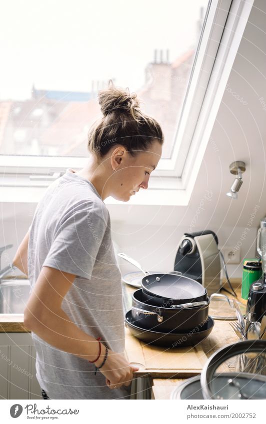 Traurige Frau beendete, die Teller in glänzendem Küchenraum zu tun. Lifestyle Häusliches Leben Wohnung Haus Erwachsene Mutter Schwester Familie & Verwandtschaft