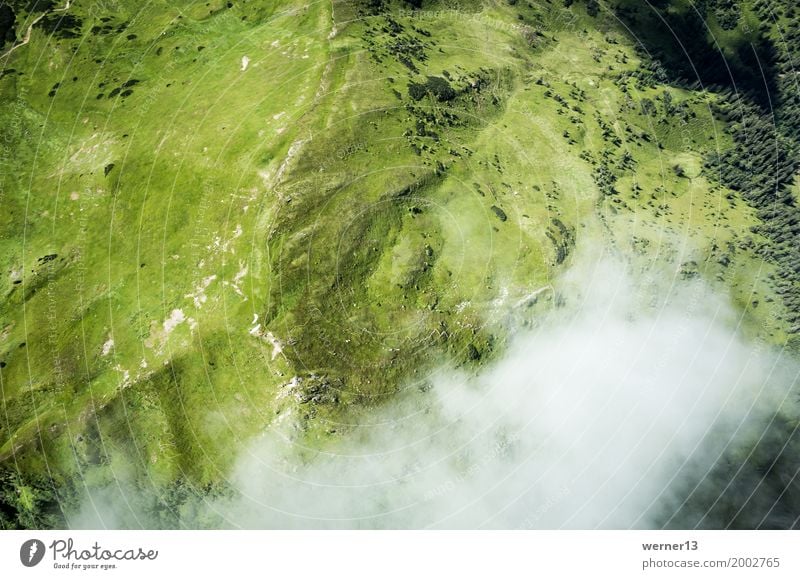 Luftige Perspektiven Landschaft Wolken Gras Alpen Berge u. Gebirge Gipfel gehen wandern Frühlingsgefühle Gleitschirm grün fliegen hike Luftaufnahme Farbfoto