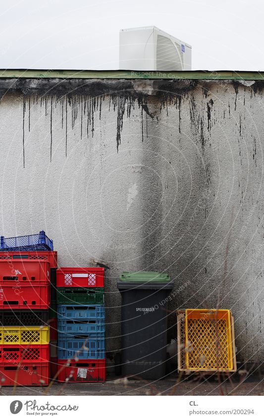 speisereste Mauer Wand Kasten Container Kunststoff alt dreckig hässlich trashig Ordnungsliebe verschwenden Verfall Vergänglichkeit Müll Müllentsorgung
