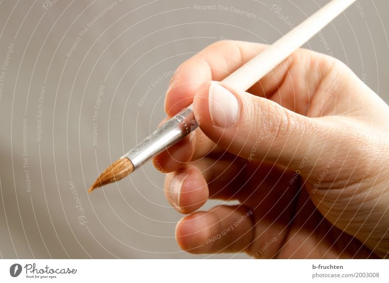 Was malen wir heute? Bildung lernen maskulin Finger 30-45 Jahre Erwachsene Künstler Maler festhalten machen nah natürlich Warmherzigkeit ruhig Pinsel Haarpinsel