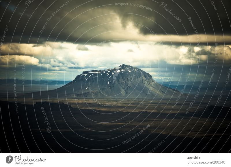 Herðubreið Natur Landschaft Urelemente Erde Himmel Wolken Gewitterwolken Horizont Sonnenlicht Sommer Berge u. Gebirge Gipfel Schneebedeckte Gipfel Stein