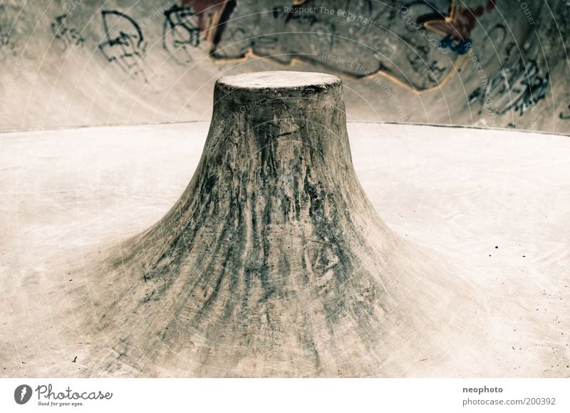 Vulkan Skateboarding Bowl Beton Graffiti bedrohlich rund grau Farbfoto Gedeckte Farben Außenaufnahme Menschenleer Textfreiraum links Textfreiraum rechts