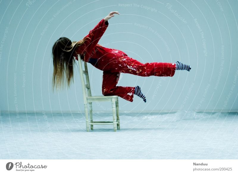 Position 3: Fliegen ist schön. Mensch feminin fliegen skurril Surrealismus Arbeitsanzug rot scheckig Farbfoto Studioaufnahme Tag Stuhl sportlich Schweben Yoga