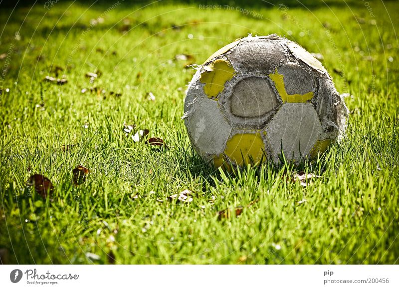 der letzt kick Sport Freizeit & Hobby Fußball Ball Natur Gras Sportrasen alt kaputt grün Einsamkeit Nostalgie Vergänglichkeit Gedeckte Farben Textfreiraum links