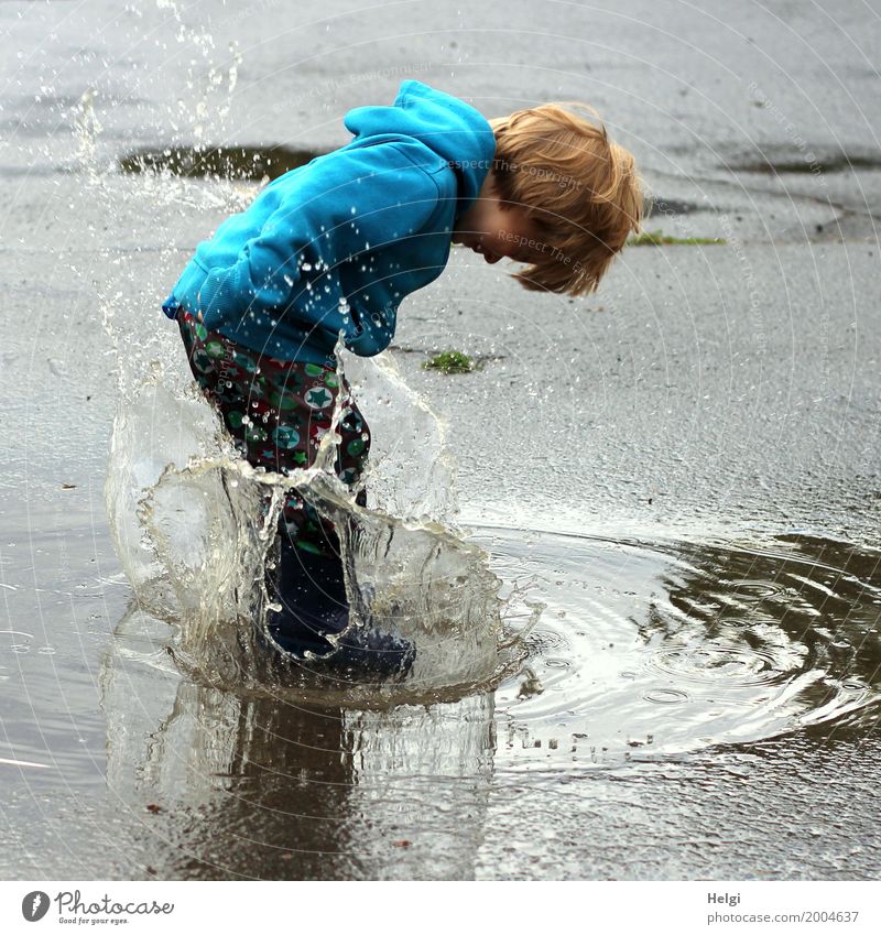 kleiner Junge springt in eine Pfütze, dass das Wasser hoch spitzt Mensch maskulin Kleinkind Kindheit 1 1-3 Jahre Umwelt Wassertropfen Sommer Bekleidung Hose