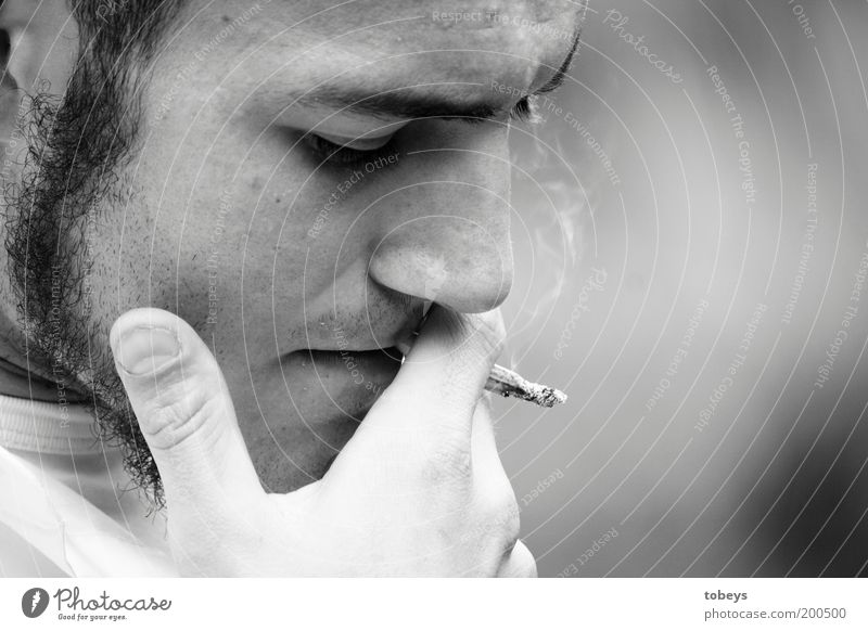 Freidenker Lifestyle Freiheit maskulin Junger Mann Jugendliche 18-30 Jahre Erwachsene Denken Rauchen Gefühle Traurigkeit Sorge Trauer Schmerz Sehnsucht