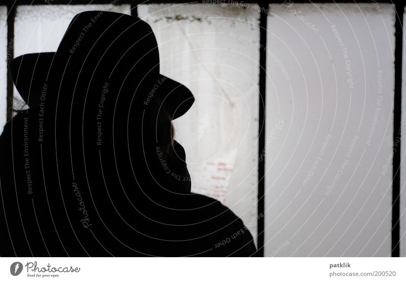 Das Phantom der Oper maskulin Mann Erwachsene Hut elegant Silhouette Schattendasein Schattenseite geheimnisvoll verwegen beobachten schwarz dunkel Scheibe