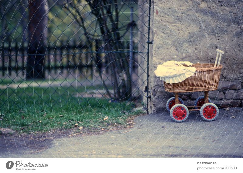 Offroad-Model Kinderwagen Einsamkeit Farbfoto Außenaufnahme Menschenleer Kindheit Maschendraht Zaun Spielzeug Korb vergessen Tag