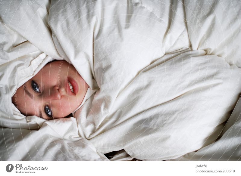 gesicht zeigen Mensch feminin Junge Frau Jugendliche Erwachsene Gesicht 1 18-30 Jahre liegen weiß Bettdecke verstecken eingemummt gemütlich verborgen Kopf
