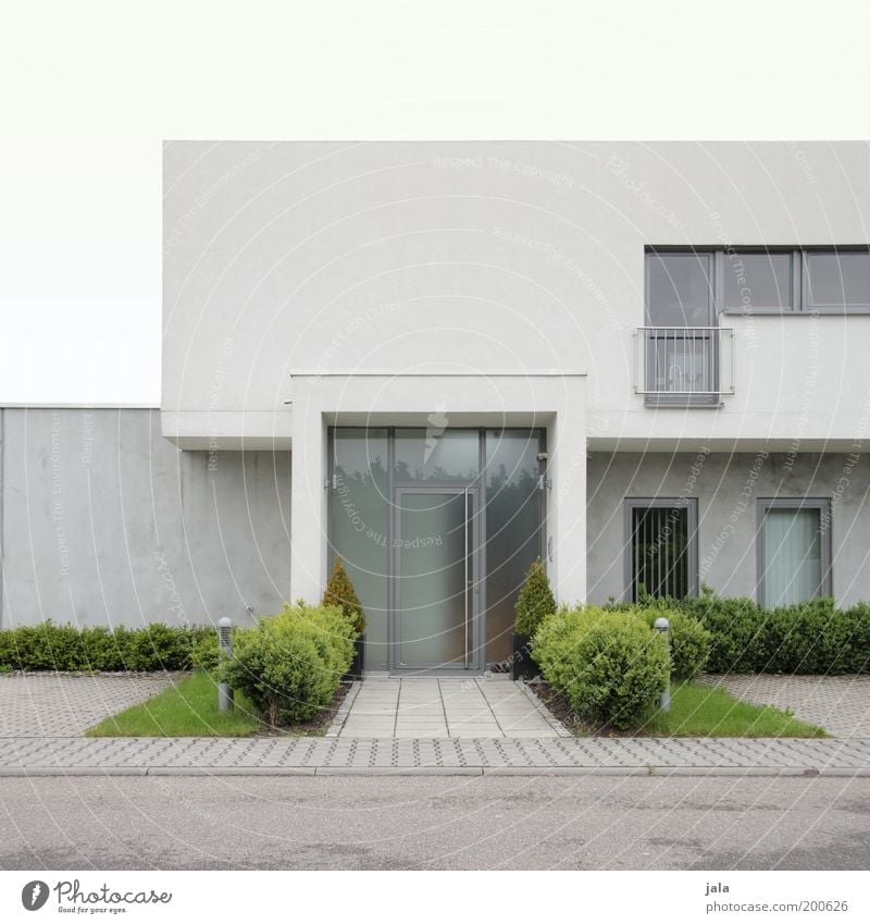 altbau oder halt sowas... Himmel Haus Einfamilienhaus Bauwerk Gebäude Architektur Mauer Wand Fassade Fenster Tür ästhetisch modern grau grün weiß puristisch