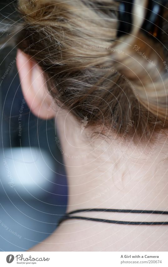 Zum Reinbeißen feminin Jugendliche Kopf Ohr Hals Accessoire Schmuck Halskette Haarspange blond Hochsteckfrisur ästhetisch elegant frisch einzigartig Nacken