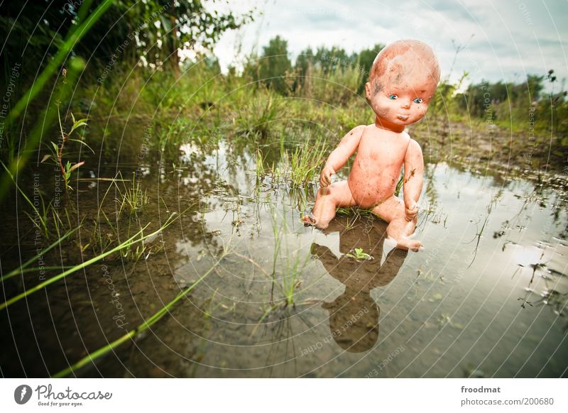 puppenphobie Wasser Spielzeug Puppe sitzen bedrohlich gruselig trashig Angst bizarr skurril Surrealismus träumen Verfall Vergangenheit Vergänglichkeit