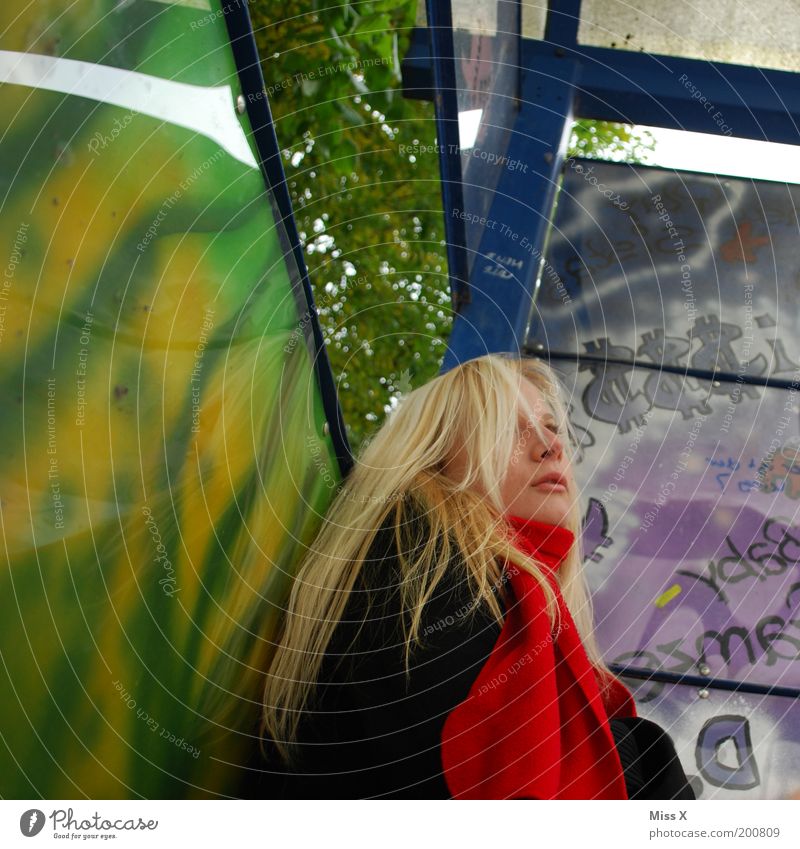 Verstrubbelt in Froschperspektive Mensch feminin Junge Frau Jugendliche Haare & Frisuren 1 18-30 Jahre Erwachsene Mauer Wand Graffiti warten schön Hoffnung