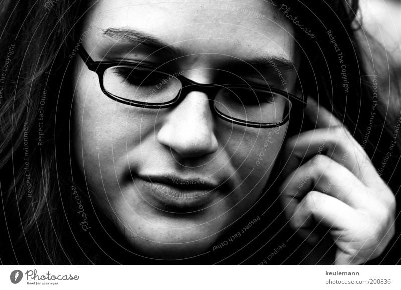 Jula II Mensch feminin Junge Frau Jugendliche Kopf Nase Mund 1 18-30 Jahre Erwachsene Künstler Brille Schwarzweißfoto Außenaufnahme Nahaufnahme Schatten
