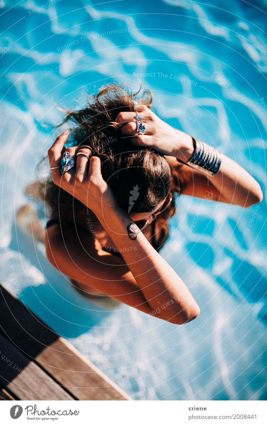 Frau, die im Swimmingpool sich entspannt Lifestyle Stil Freude Schwimmbad Ferien & Urlaub & Reisen Sommer Sommerurlaub Sonnenbad feminin Junge Frau Jugendliche