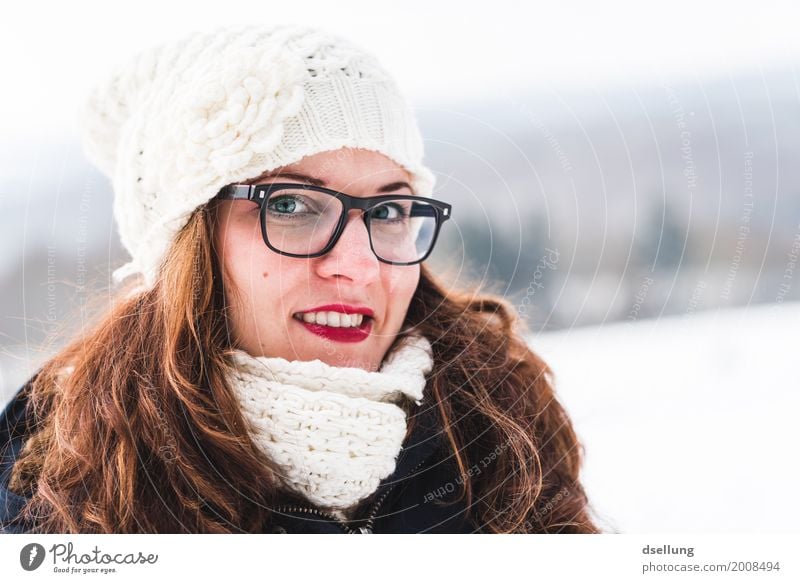 Portrait einer jungen Frau in winterlicher Landschaft Stil Ausflug Winter Schnee Winterurlaub Mensch feminin Junge Frau Jugendliche Erwachsene 1 18-30 Jahre