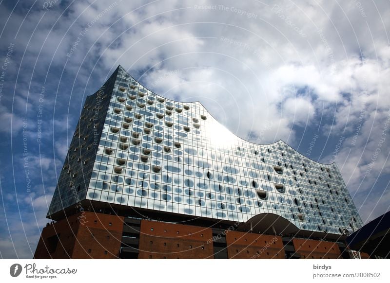 Hamburg Elbphilharmonie Architektur Kultur Himmel Wolken Sehenswürdigkeit Wahrzeichen leuchten ästhetisch außergewöhnlich elegant groß trendy positiv Stadt