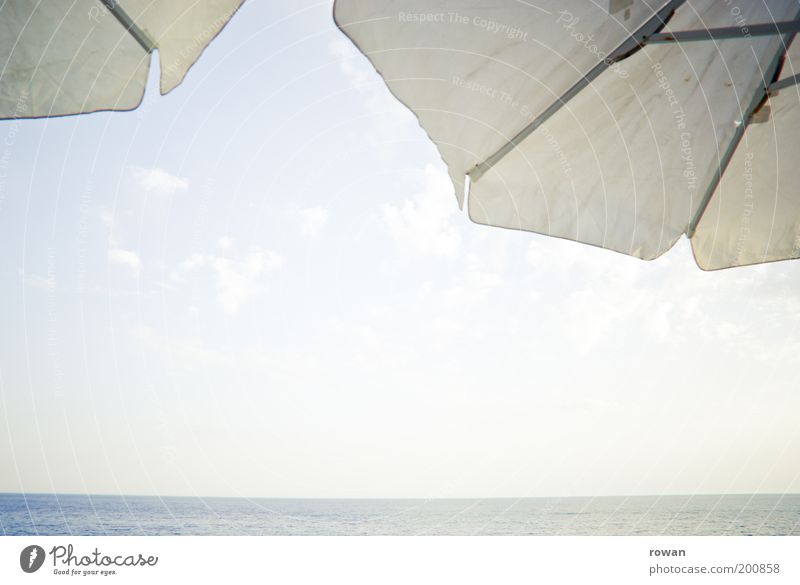 Meeresblick Küste Erholung Sonne Sonnenschirm weiß Aussicht Horizont Wärme Sommer Ferien & Urlaub & Reisen Reisefotografie Glätte blau Blauer Himmel Farbfoto