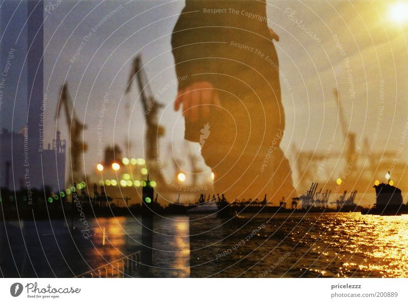 auf dem Wasser laufen maskulin 1 Mensch Sonnenlicht Hafen Hamburg Industrieanlage Landungsbrücken ruhig ästhetisch Bewegung Einsamkeit Entschlossenheit