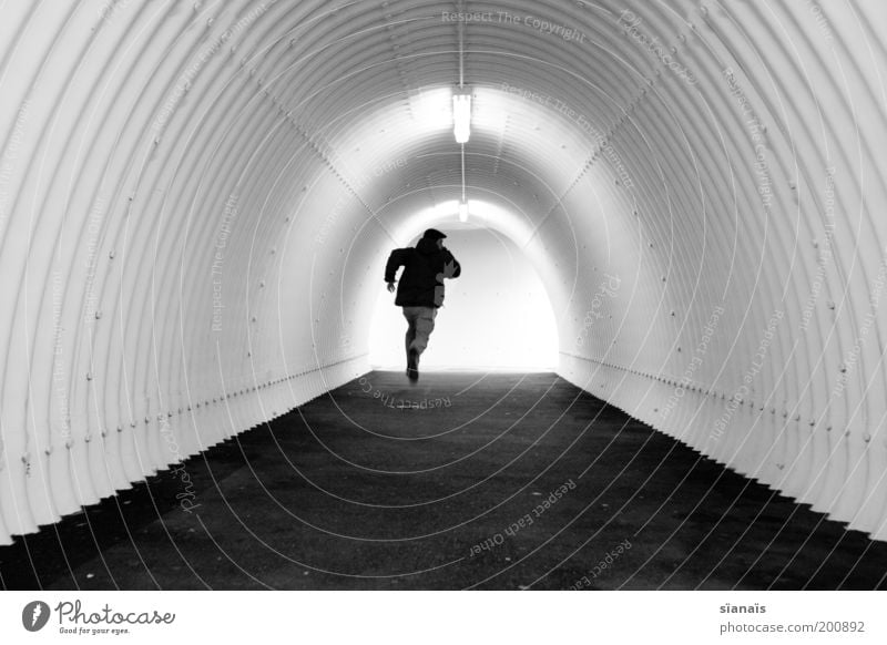 my little runaway rennen Hoffnung Sorge Angst Zukunftsangst Verzweiflung Flucht Flüchtlinge Tunnel Fußgängerunterführung Röhren Eile Stress minimalistisch